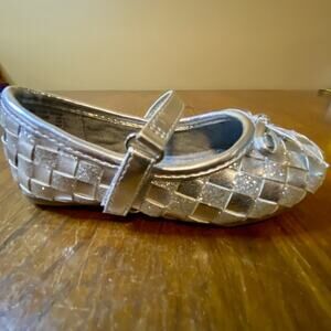 Holiday Girls 6 1/2 Silver Shoes Smart Fit Sparkly with Patent Leather Straps.